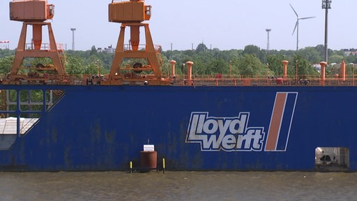 Das große Lloyd Werft Logo am Bremerhavener Pier.