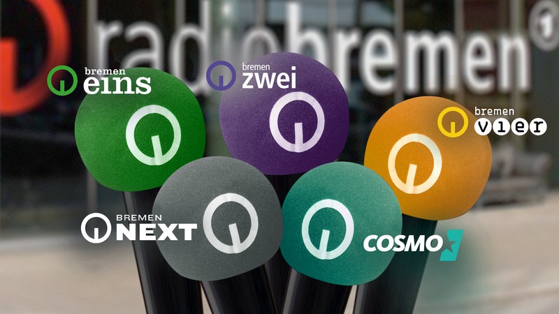 Fünft unterschiedlich farbige Mikrofone mit den Logos von Bremen Eins, Bremen Zwei, Bremen Vier, Bremen Next und Cosmo.