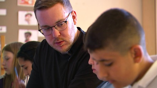 Ein Grundschullehrer bei der Arbeit in Bremen