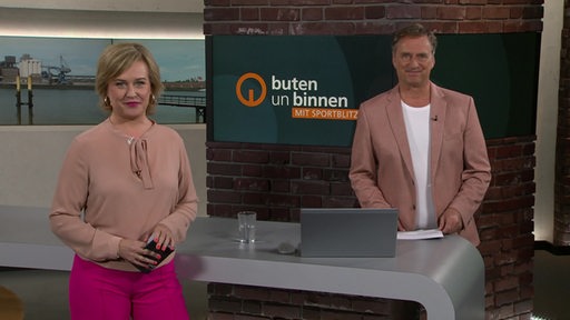 Die Moderatorin Kirsten Rademacher und der Moderator Stephan Schiffner im Studio von buten un binnen mit Sportblitz.