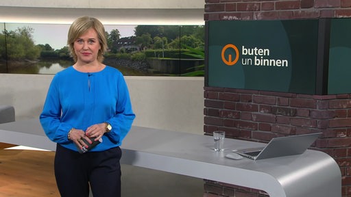 Die Moderatorin Kirsten Rademacher im Studio von buten un binnen