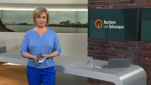 Die Moderatorin Kirsten Rademacher im Studio von buten un binnen