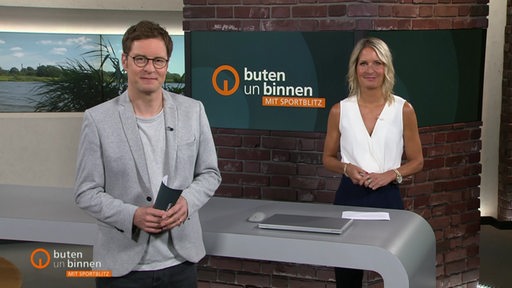 Die Moderatoren Felix Krömer und Janna Betten im Studio von Buten un binnen.