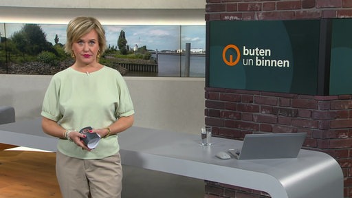 Die Moderatorin Kirsten Rademacher im Studio von buten un binnen