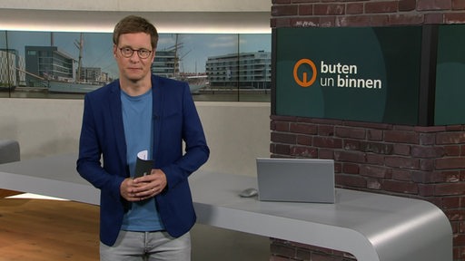 Der Moderator Felix Krömer im Studio von buten un binnen.