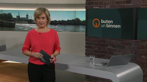 Moderatorin Kirsten Rademacher im Studio von buten un binnen.