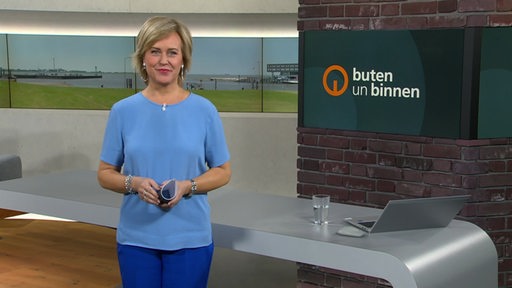 Die Moderatorin Kirsten Rademacher im Studio von buten un binnen.