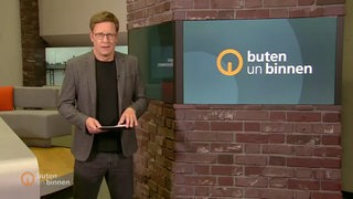 Moderator Felix Krömer steht im Studio von buten un binnen.