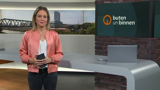 Moderatorin Lea Reinhard im Studio von buten un binnen 