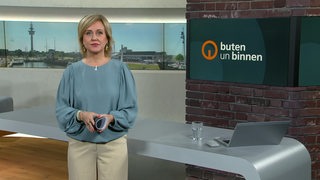 Die Moderatorin Kirsten Rademacher im Studio von buten un binnen