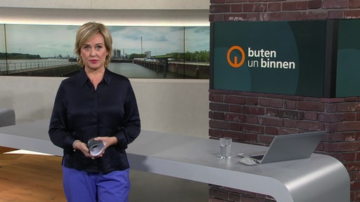 Die Moderatorin Kirsten Rademacher im Studio von buten un binnen.