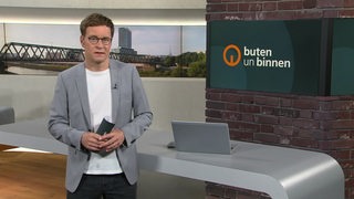 Moderator Felix Krömer im Studio von buten un binnen.