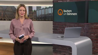 Moderatorin Lea Reinhard im Studio von buten un binnen