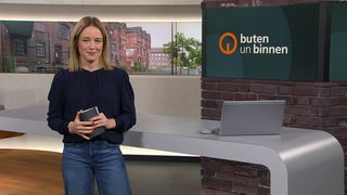 Die Moderatorin Lea Reinhard im Studio von buten un binnen