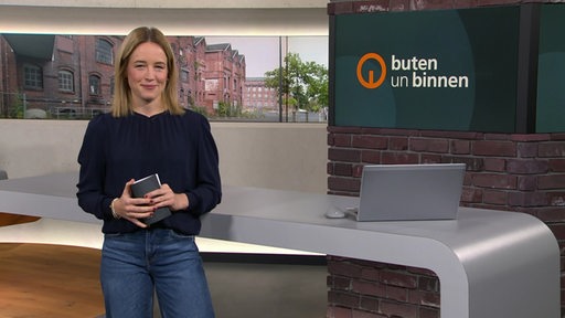 Die Moderatorin Lea Reinhard im Studio von buten un binnen