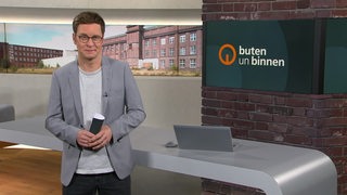 Moderator Felix Krömer im Studio von buten un binnen