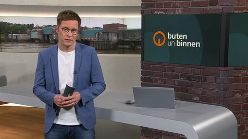 Moderator Felix Krömer im Studio von buten un binnen