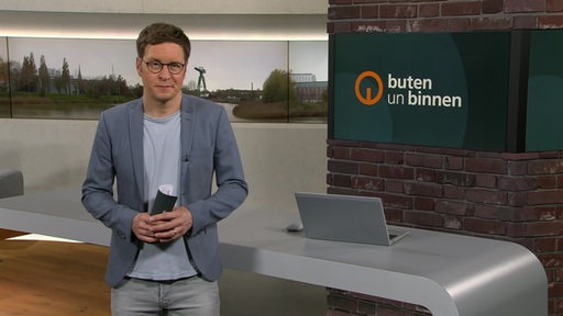 Moderator Felix Krömer im Studio von buten un binnen