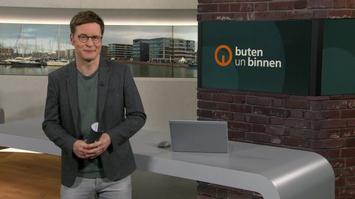 Moderator Felix Krömer im Studio von buten un binnen