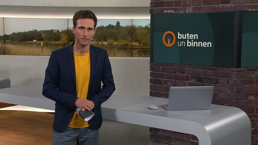 Moderator Janos Kereszti im Studio von buten un binnen