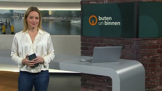 Moderatorin ea Reinhard im Studio von buten un binnen.