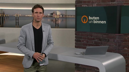 Moderator János Kereszti im Studio von buten un binnen