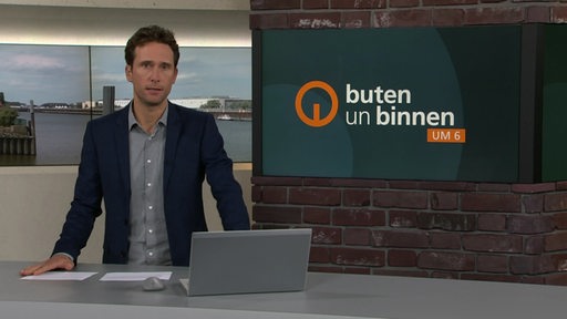 Der Moderator Janos Kereszti im Studio von buten un binnen