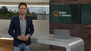 Der Moderator Janos Kereszti im Studio von buten un binnen