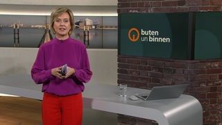 Moderatorin Kirsten Rademacher im Studio von buten un binnen.