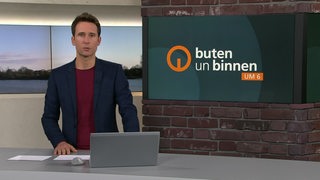 Der Moderator Janos Kereszti im Studio von buten un binnen