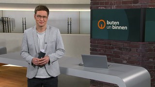 Moderator Felix Krömer im Studio von buten un binnnen.