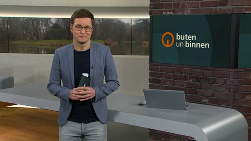 Der Moderator Felix Krömer im Studio von buten un binnen