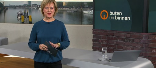 Moderatorin Kirsten Rademacher im Studio von buten un binnen.