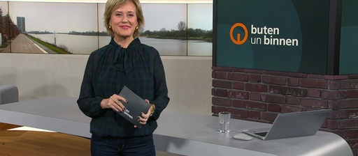 Moderatorin Kirsten Rademacher im Studio von buten un binnen