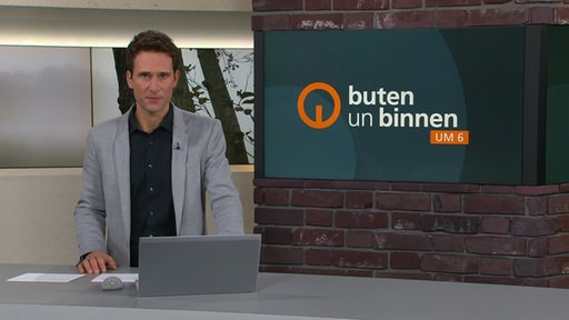 Der Moderator Janos Kereszti im studion von buten un binnen