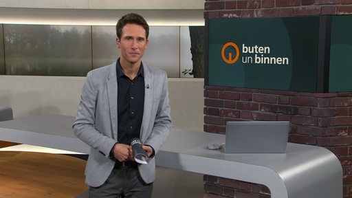 Der Moderator Janos Kereszti im Studio von buten un binnen