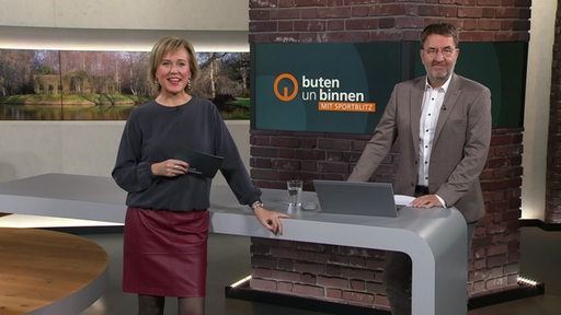 Die Moderatoren Kirsten Rademacher und Jan-Dirk Bruns im Studio von buten un binnen