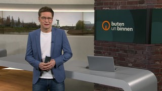 Moderator Felix Krömer im Studio von buten un binnen