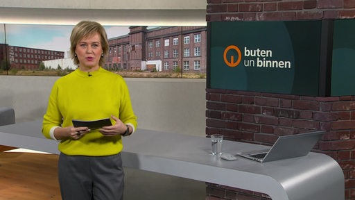 Die Moderatorin Kirsten Rademacher im Studio von buten un binnen.