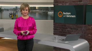 Moderatorin Kirsten Rademacher im Studio von buten un binnen