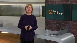 Moderatorin Kirsten Radermacher im Studio von buten un binnen