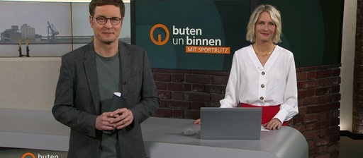 Die Moderatoren Janna Betten und Felix Krömer im Studio von buten un binnen