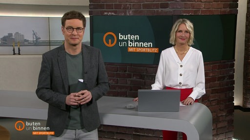 Die Moderatoren Janna Betten und Felix Krömer im Studio von buten un binnen