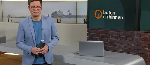 Moderator Felix Krömer im Studio von buten un binnen.