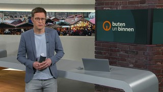 Moderator Felix Krömer im Studio von buten un binnen.