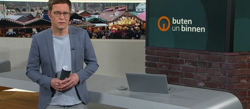 Moderator Felix Krömer im Studio von buten un binnen.