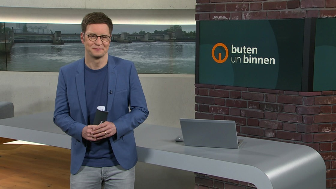 Der Moderator Felix Krömer im Studio von buten un binnen