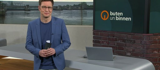 Der Moderator Felix Krömer im Studio von buten un binnen