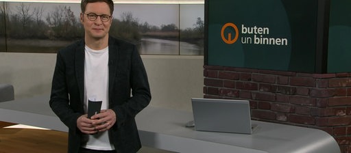 Der Moderator Felix Krömer im Studio von buten un binnen