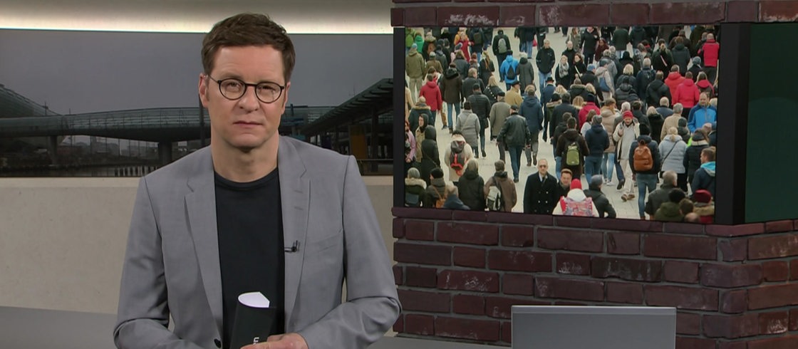 Moderator Felix Krömer im Studio von buten un binnen.